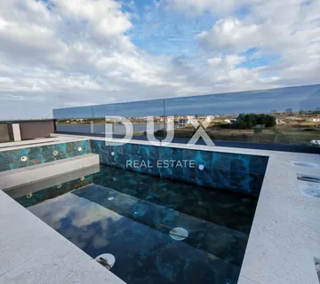 ZADAR, PRIVLAKA - Namješten penthouse s grijanim bazenom na krovnoj terasi! S6