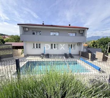 ČAVLE - villa s 3 stana, grijanim bazenom, konobom i garažom - uhodani posao!