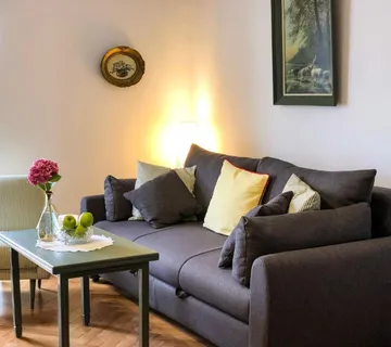 OPATIJA, CENTAR - 2 apartmana, 50m od mora