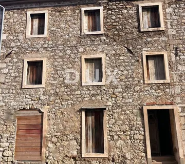 ŠIBENIK, DRNIŠ - Kuća za renovaciju - 5 poslovnih prostora + dva stana od 250 m2