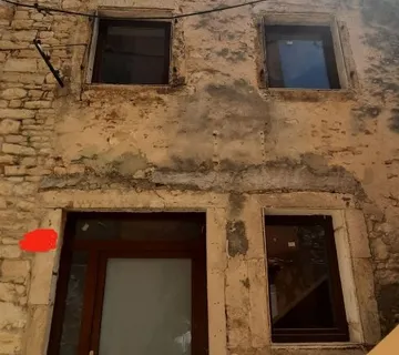 ISTRA, VODNJAN - Kuća u nizu za adaptaciju u starogradskoj jezgri
