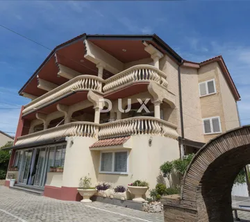 Vodice, vila sa 7 apartmana i bazenom
