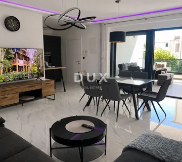 VODICE, SRIMA – Dvosoban stan s natkrivenom terasom od 20m2, 50m od mora i plaže - Srima, Vodice