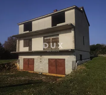 ISTRA, ŠIŠAN - Prostrana roh-bau kuća s velikim građevinskim zemljištem - Šišan, Ližnjan