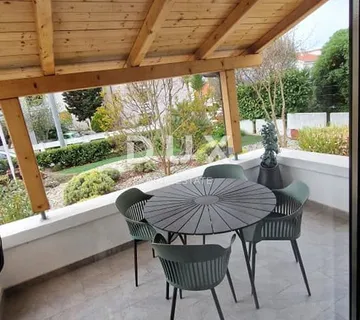 OTOK KRK, GRAD KRK - Apartman u prizemlju sa terasom i vrtom