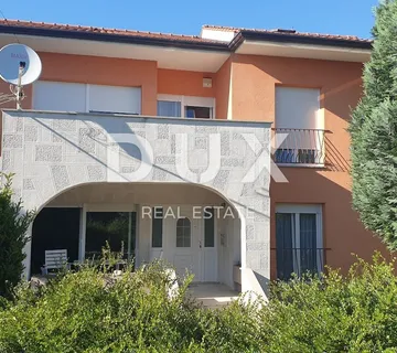 OPATIJA, OKOLICA- Obiteljska kuća s dva stana na parceli od 1800 m2 - Kastav