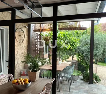 ŠIBENIK, CENTAR - Kuća u centru grada s tri apartmana i 230 m2 dvorišta i o