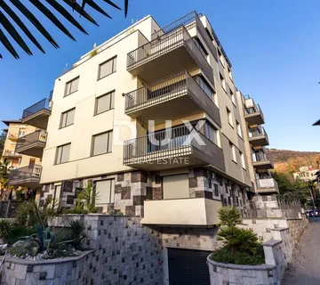 OPATIJA, CENTAR - posebna novogradnja, mikrolokacija centar Opatija, veći stan s terasom i garažom spreman za useljenje, 200 metara od mora