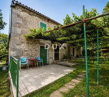 ISTRA,LABIN - Kamena kuća s dvorištem u blizini mora