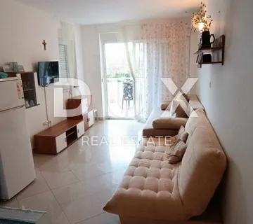 OTOK PAG, NOVALJA - Apartman sa uhodanim iznajmljivanjem, vrtom i terasom 900m od mora!