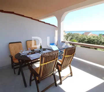 OTOK PAG, MANDRE - Prostrana apartmanska kuća s pogledom na more - Mandre, Kolan