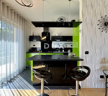 Opatija, predivan dvosobni apartman, 100 m2, bazen, garaža, pogled na more