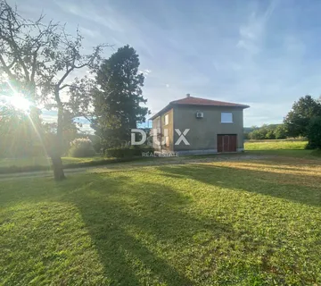 RIJEKA, DRAŽICE, CENTAR - samostojeća kuća s dva odvojena stana na odličnoj lokaciji + 2.200 m2 GRAĐEVINSKOG ZEMLJIŠTA! PRILIKA! - Dražice, Jelenje