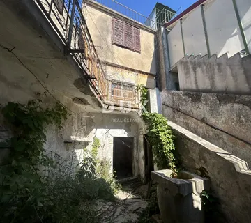 Vodice, centar, kamena kuća, 170 m², 150 m od mora
