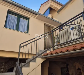 MURTER, BETINA - PRILIKA! Ekskluzivna kamena kuća s dvorištem - cover