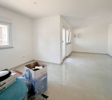 CRIKVENICA - Stan u prizemlju s okućnicom, 2S+DB, blizina mora - cover