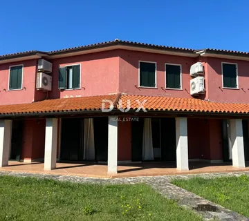 ISTRA, VOLME - Samo u našoj u ponudi obiteljska vila s garažama i 3 stana! - Banjole, Medulin