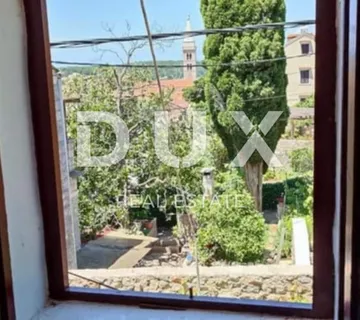 MALI LOŠINJ, CENTAR - Kuća za adaptaciju u centru grada i u blizini mora
