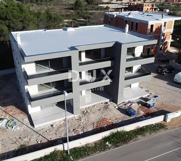 ŠIBENIK, SRIMA – Luksuzni stan s vrtom u novogradnji! TOP LOKACIJA! - cover