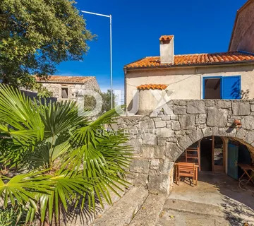 OTOK KRK, KORNIĆ - Autohtona kamena kuća s dvorištem - cover