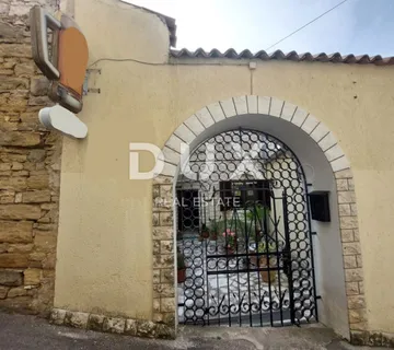 ISTRA, BUJE - Kuća s restoranom u centru Buja, pogled na more - cover