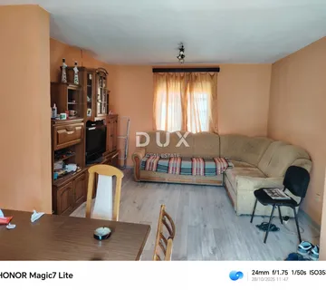 LIKA, Otočac – Stan i potkrovlje za prenamjenu u još jedan stan, dvorište, garaža i TOP lokacija u centru!
