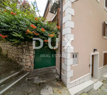 ŠIBENIK, ROGOZNICA - Renovirana kuća u nizu pokraj mora