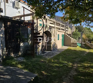 OTOK RAB, BANJOL - Kamena kuća u nizu s panoramskim pogledom - Banjol, Rab