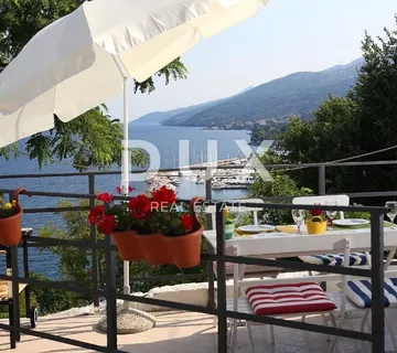 OPATIJA, CENTAR - stan s terasom i pogledom na more! PRILIKA!