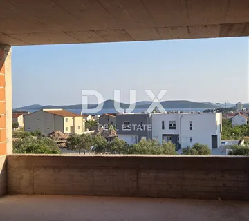 ŠIBENIK, VODICE – Ekskluzivni duplex s vrtom i bazenom, savršen spoj mira, dizajna i mediteranskog načina života