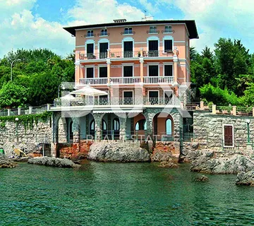 OPATIJA, IČIĆI - Dugoročan najam luksuznog stana s vlastitom plažom - Ičići, Opatija