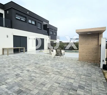 ISTRA, ŠIŠAN - Moderna dvojna vila smještena na mirnoj lokaciji - Šišan, Ližnjan