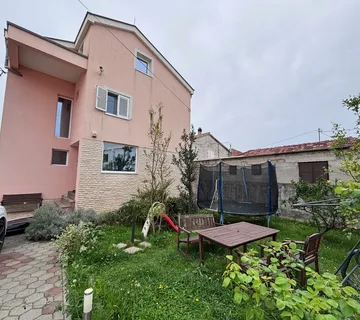 ZADAR, SMILJEVAC - Prostrana renovirana kuća s garažom