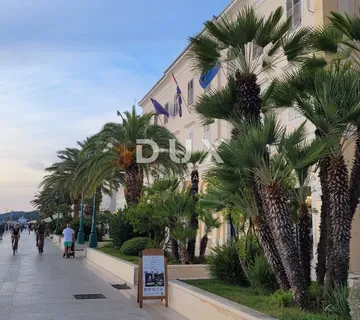 MALI LOŠINJ – Povijesna kamena kuća 450 m² u srcu Lošinja, 50 m od mora, idealna za boutique hotel ili Bed&Breakfast!