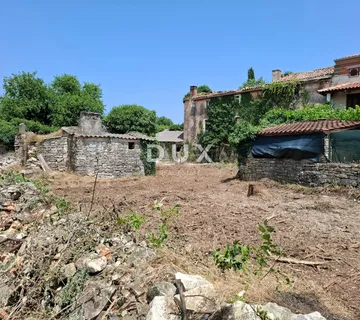 ISTRA, BALE – tri kamene kuće na građevnom zemljištu od 7.800 m²