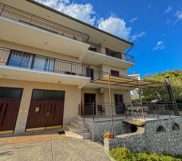 OPATIJA, IČIĆI – kuća blizu marine Ičići za uređivanje, bogata okućnica, panoramski pogled na more, garaže - Ičići, Opatija