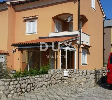 Otok Krk, Grad Krk - Trosobni dvoetažni stan sa vrtom