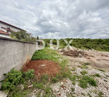 RIJEKA, ZAMET - Građevinsko zemljište 1093 m2 za obiteljsku kuću/4 stambene jedinice!