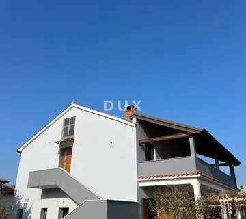 ISTRA, POREČ - Predivan renovirani stan u obiteljskom naselju sa vrtom i prostranom terasom!