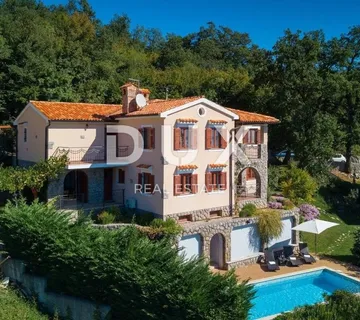 OPATIJA, VEPRINAC – šarmantna kuća u mirnom naselju s bazenom i panoramskim pogledom na Kvarnerski zaljev - Veprinac, Opatija