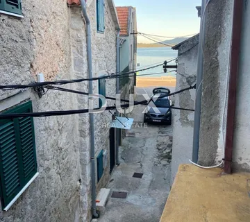 ŠIBENIK, PIROVAC - Kuća uz more u povijesnoj jezgri