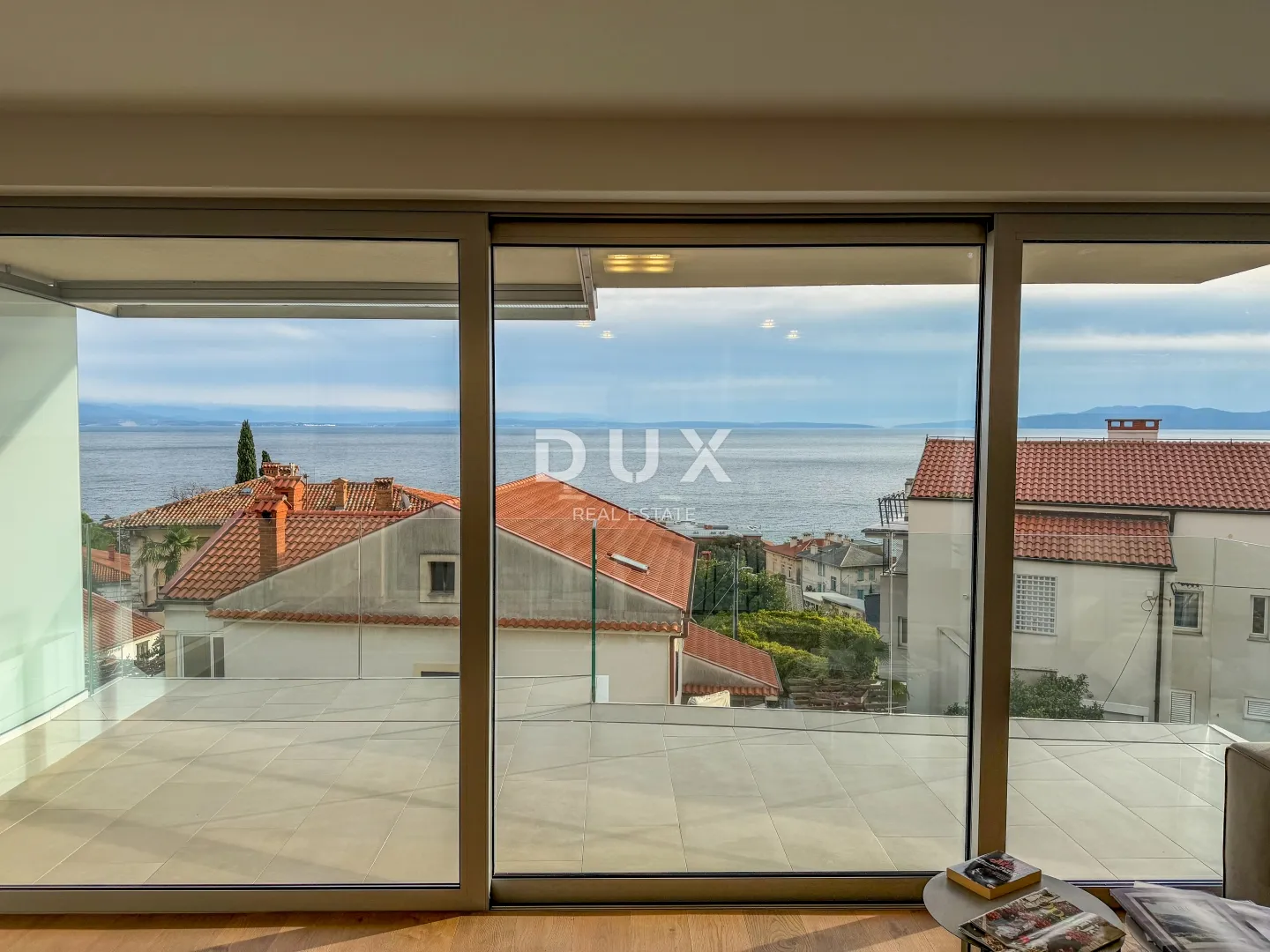 OPATIJA, CENTAR - stan u dovršenoj luksuznoj novogradnji s garažom i bazenom - cover