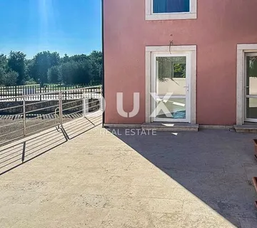 ISTRA, NOVIGRAD- Poslovni prostor na atraktivnoj lokaciji
