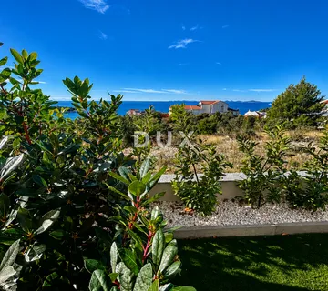 PRIMOŠTEN, DOLAC – Stan u prizemlju s vrtom od 64 m², 2 spavaće sobe