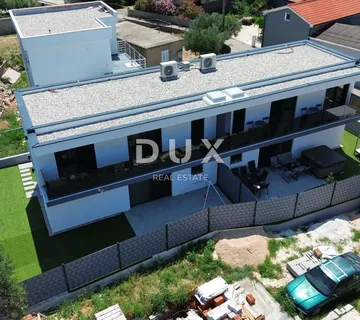 ZADAR, VRSI - Vrhunska dvojna kuća s pogledom na more i okućnicom! B