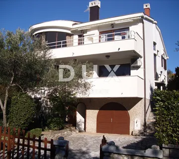 OTOK KRK, GRAD KRK - Samostojeća kuća sa tri apartmana 100m od mora