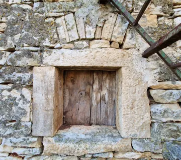 ISTRA, BUJE - Kamena kuća na mirnoj lokaciji