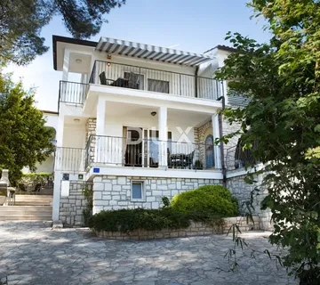 Istra, Rovinj, apartmanska kuća, 120 m2, 50 metara od mora