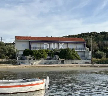 OTOK RAB – unikatna nekretnina prvi red do mora