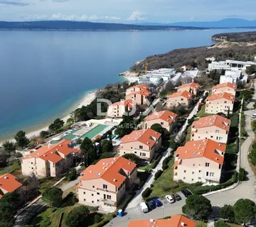 NOVI VINODOLSKI – Stan od 77m² u ekskluzivnom resortu, prvi red do mora s privatnom plažom